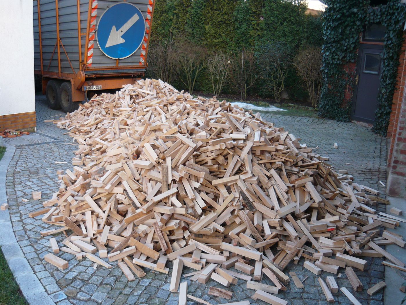 Anhänger nach dem Abladen einer Ladung Industrieholz