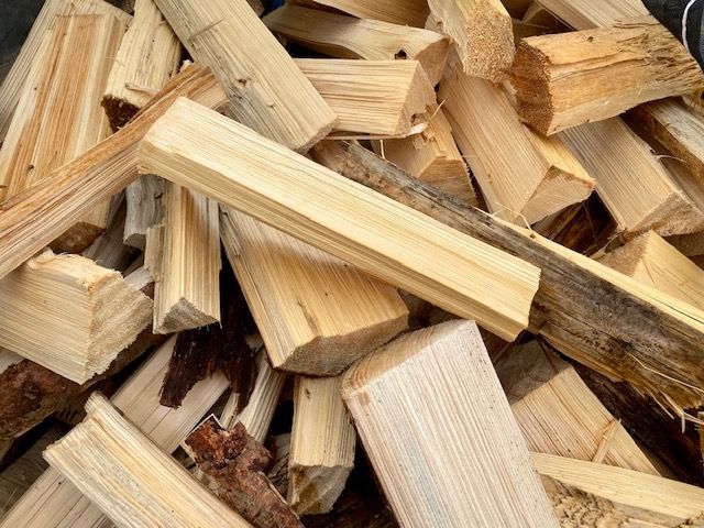 Gespaltene Fichtenscheite mit Rinde